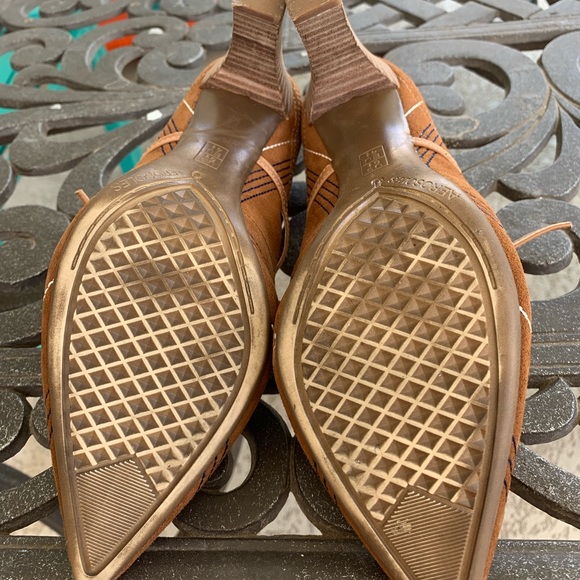 Aerosols Tax Return Pump, tan suede 6.5 - Picture 3 of 4